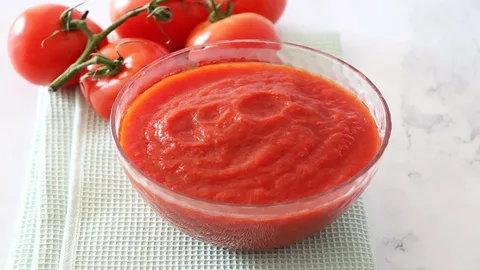 رب گوجه فرنگی حلبی خوش‌ رنگ و طبیعی برای آشپزی سریع